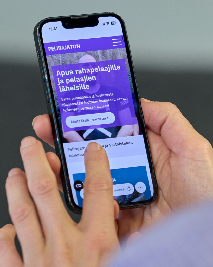 pelirajaton.biz etusivu puhelimen näytöllä.